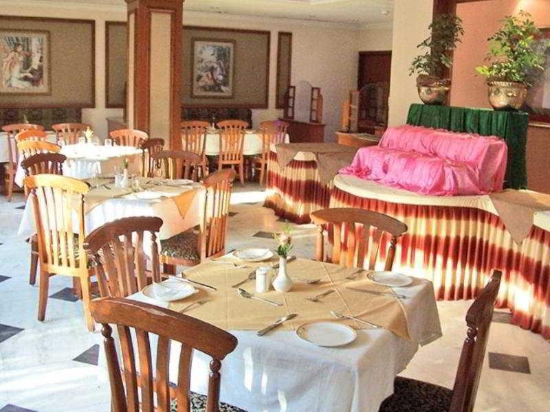 Comfort Inn Sunset Ahmedabad Restaurante foto